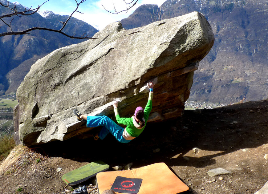 Ein Mann bouldert an einem Outdoor-Boulderfelsblock | © DAV/Matthias Keller