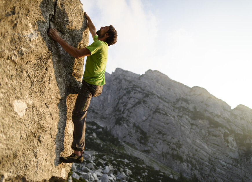 Bouldern am Fels | © DAV/Wolfgang Ehn Ein Mann beim Bouldern am Fels. | © DAV/Wolfgang Ehn